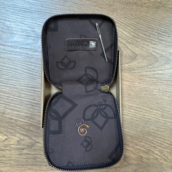 Destash Sale! Della Q Canvas Knit Sack and Della Q Maker’s Mini Zip Square - Picture 4 of 4